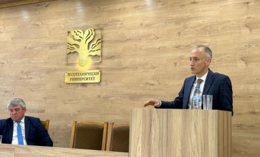 Вълчев и двама ректори представят във Варна икономическите аспекти от въвеждането на еврото у нас