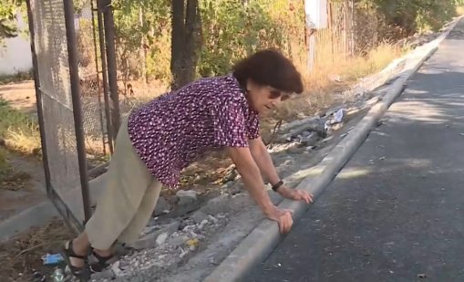 На жители на "Галата" се налага да лазят по насипите, за да се изкачат до пътя