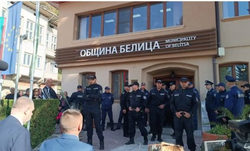 Изведоха с белезници кмета на Белица, майка му припадна