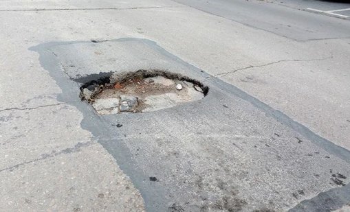 Огромна дупка дебне варненци на ул. "Тодор Влайков“