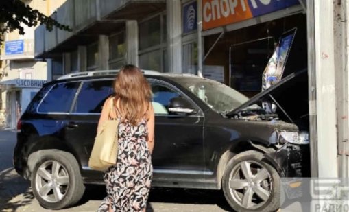 Кола се заби в тото пункт в центъра на Варна