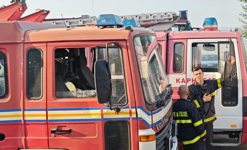 Голям пожар в Индустриалната зона във Варна, работник е обгазен 