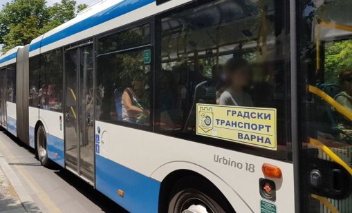 Поредна катастрофа на ул. "Вяра" спря временно обслужването на две автобусни спирки във Варна