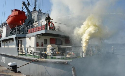 На учение: Гасиха пожар на кораб във Варна (ВИДЕО)