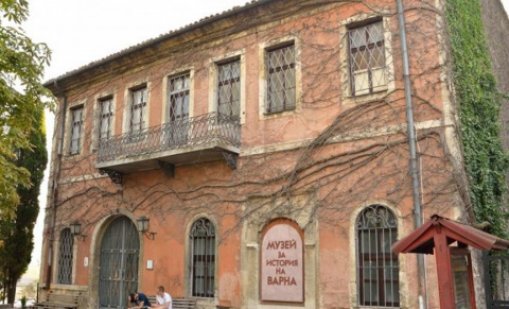 Благотворителен базар се провежда в Музей за нова история на Варна