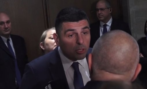 Борисов към Мирчев: Ела, бе, нали искаш да ми мачкаш ушетата! Ето едно уше (ВИДЕО)