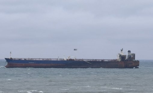 Oпитват да изтеглят танкера Kairos на пристанището в Бургас