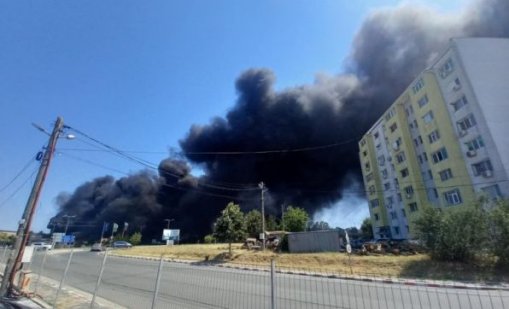 Частично бедствено положение в Средец, огънят продължава да тлее