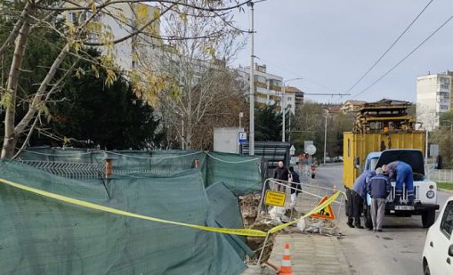 Стълб от тролейбусната мрежа пропадна във Варна
