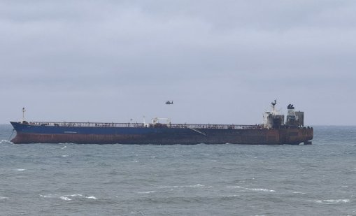 Евакуираха с вертолет трима от бедстващите моряци край Ахтопол