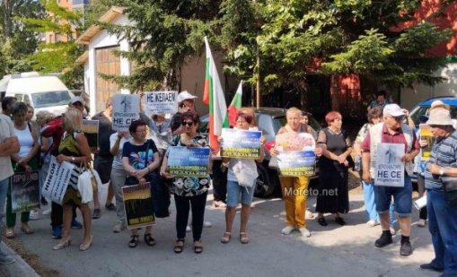 Десетки на протест във Варна заради изграждането на ветрогенераторен парк във Вълчи дол