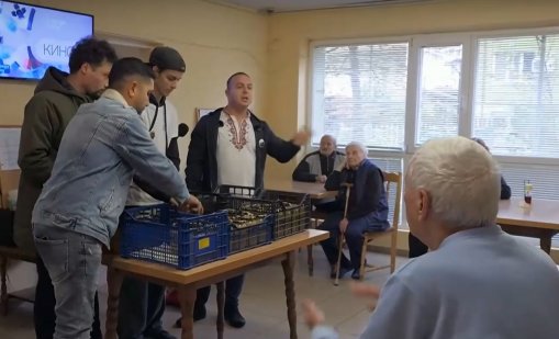 Похвално: Пчелар дари тон мед на нуждаещи се (ВИДЕО)