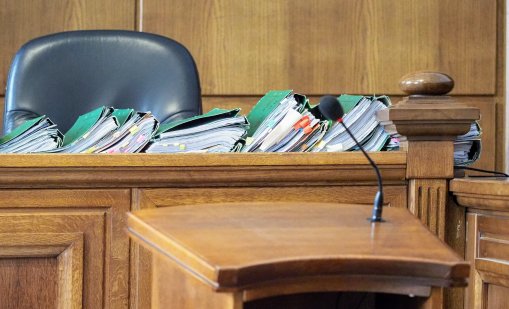 Повдигат обвинение на учителя, преспал със седмокласничка