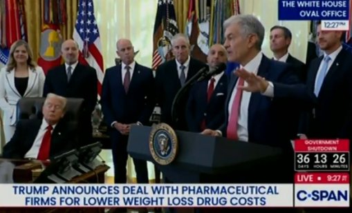 Тръмп заспа, а друг припадна по време на пресконференция! (ВИДЕО)