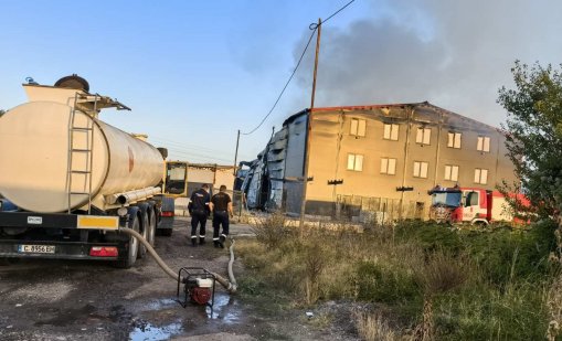 Горя склад за фолио в столичния квартал "Илиянци"