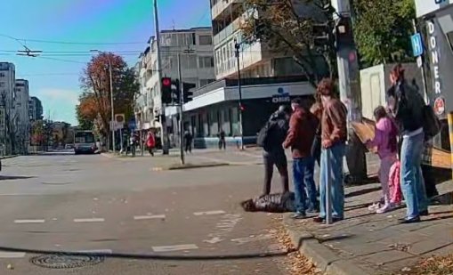 На косъм от трагедия: Ограда събори жена в центъра на Варна върху пътното платно