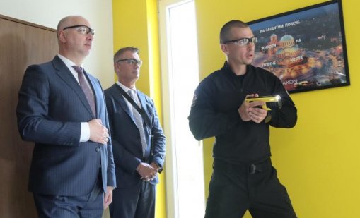 Оборудват полицаите с нови "щадящи" електрошокови палки (СНИМКИ)