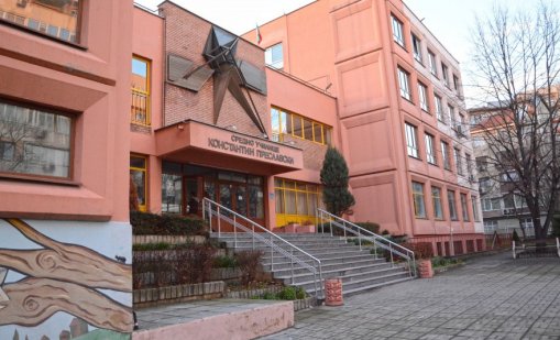 Слагат мозайката от бившата автогарата на фасадата на Хуманитарната гимназия