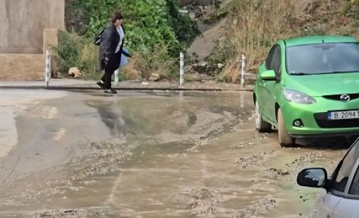 След дъжда в петък: Заваляха сигнали за пропаднали улици във Варна