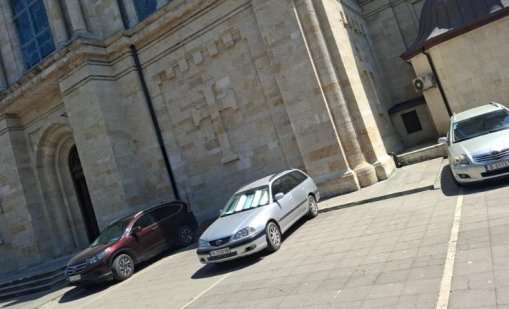 Превърнаха в паркинг площада на катедралата във Варна (СНИМКИ)