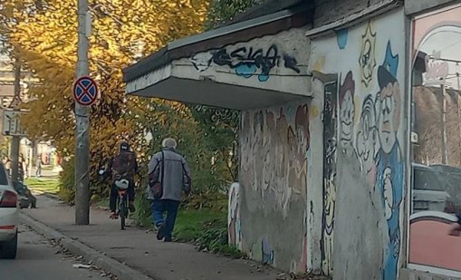 Варненци сигнализират за опасна козирка на бул. "Сливница“