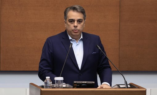 Асен Василев за Йотова: Главнокомандващ, който ръси захар срещу крокодили