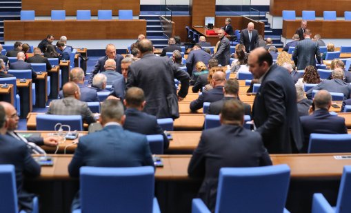 След девет часа: Парламентът прие закона за личния фалит