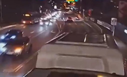 Младеж пусна кадри как се вози на покрива на автобус в София