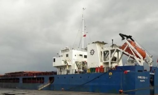 Поразеният от дронове в Черно море "Челси-3" акостира в Бургас
