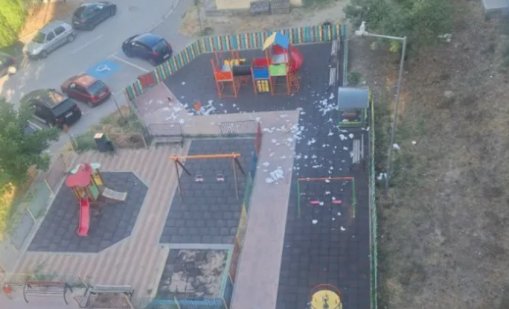 Детска площадка в "Кайсиева градина" се превърна в сметище (СНИМКА)