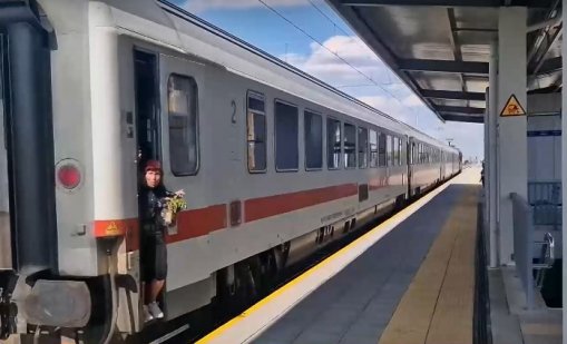 Абсурдно: Жена пътува затисната от врата във влака София-Варна