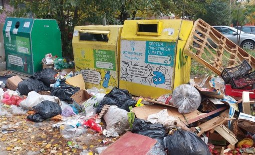 Ул. "Глаголица" потъна в боклуци, кофите не са почиствани от 10 дни