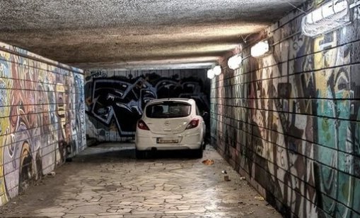 Странно: Кола паркира във варненски подлез