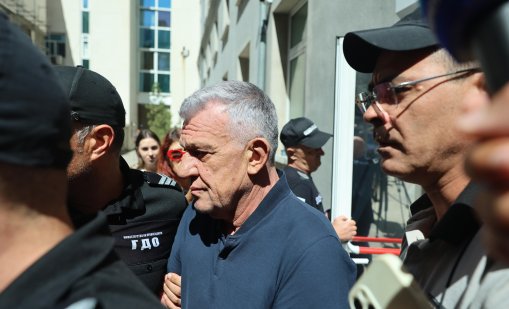 На Паскал са повдигнати три обвинения