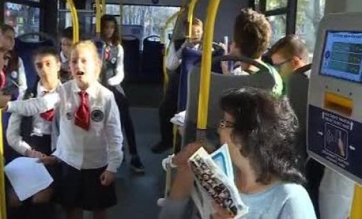 Рецитали и песни във варненски автобуси за Деня на будителите