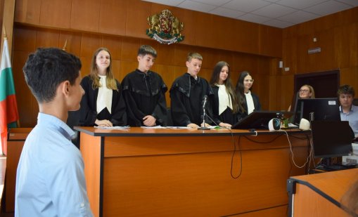 Ученици от Варна участваха в симулиран процес по гражданско дело