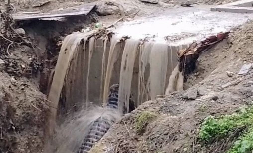 Варненец се възмущава: Вижте състоянието на новоизградените шахти по време на дъжд