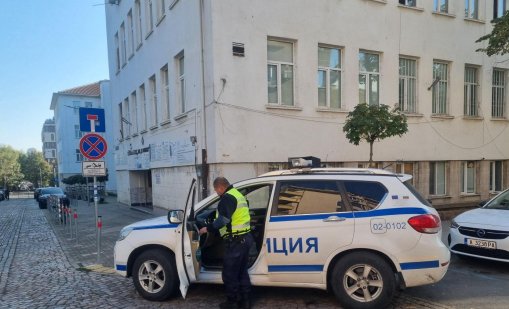 Евакуираха училище в Бургас, след като ученички се пръскаха с лютив спрей