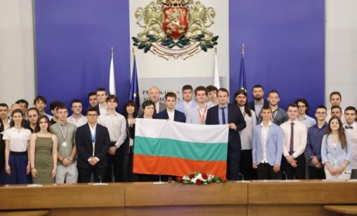 Желязков връчи националния флаг на олимпийските отбори по природни науки