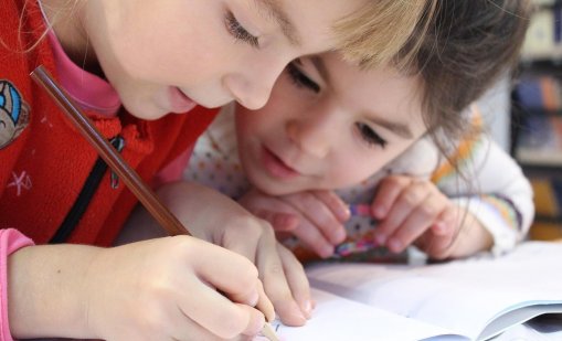 Правителството осигурява стипендии за ученици с изявени дарби