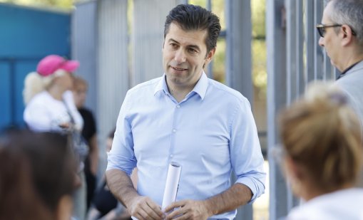 Кирил Петков отиде на свиждане на Коцев, носи му снимки