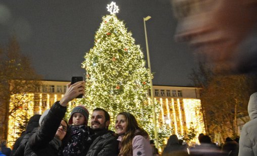 Градската елха във Варна грейна с тържествен концерт (СНИМКИ)