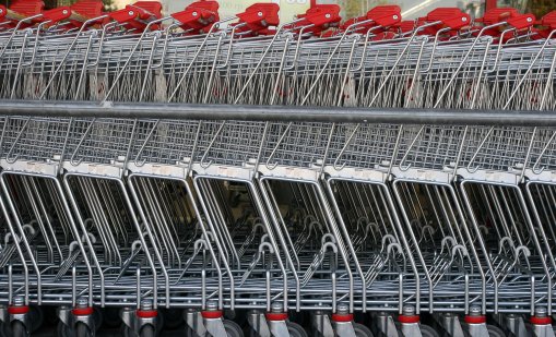 Презапасяване за идването на еврото - граждани изкупуват големите супермаркети 