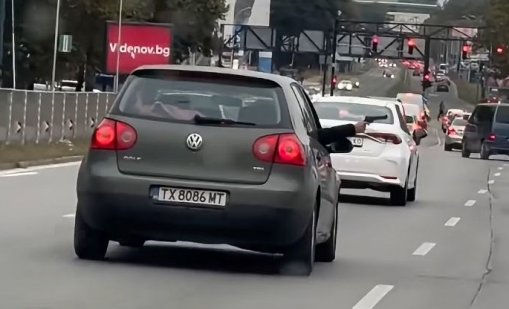 Скандално: Мъж размахва пистолет от автомобил във Варна ВИДЕО