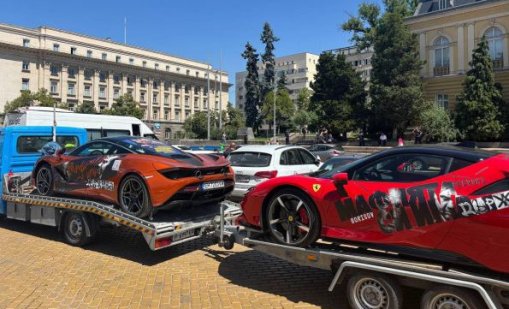 Спря от движение луксозните автомобили на „Величие“, брандирани с Борисов и Пеевки 