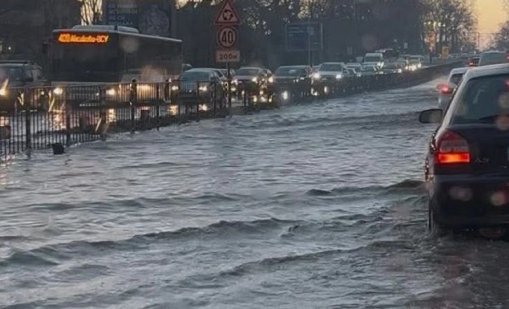 Кратък, но обилен дъжд наводни улиците във Варна
