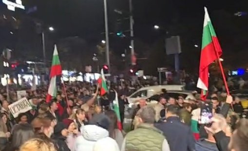 Откриха пиратки, спрейове, нож и метален бокс в протестиращи снощи във Варна 