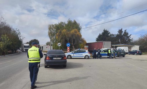Жегата спря тировете по пътищата на 8 области у нас