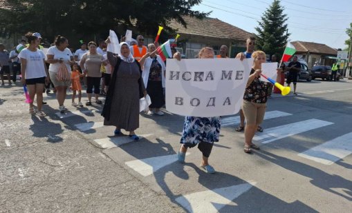 Заради липса на вода: Блокираха главния път Добрич-Силистра с жива верига