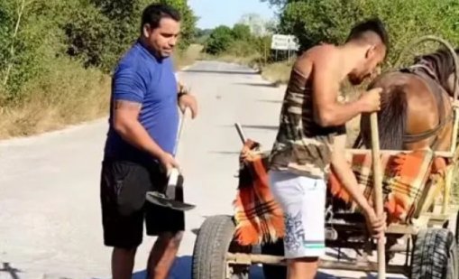 Пълнят дупките край авреснко село с каручка и лопати (ВИДЕО)
